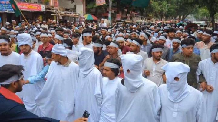 কাফনের কাপড় বেঁধে কারিগরি শিক্ষার্থীদের গণমিছিল